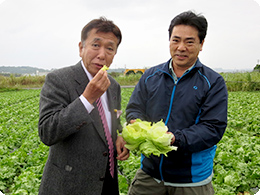 社長の櫻田(左)と沖縄ファーム代表の大城 茂博さん(右)